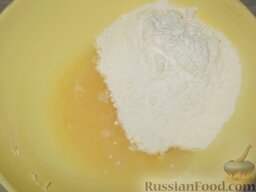 Тесто для вареников (3): Холодный способ: Если необходимо хранить тесто для вареников более продолжительное время, муку залить холодной водой или молоком, добавить яйцо, соль, соду.