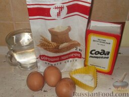 Тесто для вареников яичное: Подготовить продукты.