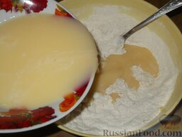 Тесто для вареников заварное: Не давая остыть, добавить яйца, размешанные с оставшейся (комнатной температуры) водой и солью.