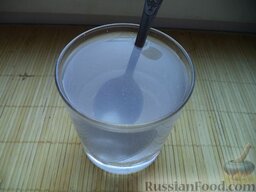 Тесто для вареников простое: В  стакане воды растворить соль.