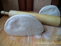 Тесто для вареников простое: Переложить тесто на посыпанную мукой разделочную доску и сразу разделывать вареники.