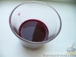 Классические полтавские вареники с вишнями: Вишневый сок слить в отдельную посуду.