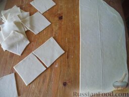 Классические полтавские вареники с вишнями: Тесто разрезать на небольшие квадратики.