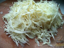 Борщ «Классический»: Подготовленную капусту нарезают соломкой.