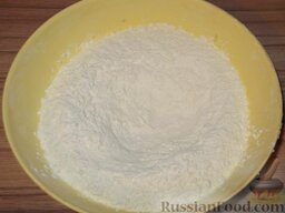 Вареники со свежей капустой: Как приготовить вареники со свежей капустой:    Замесить тесто. Для этого муку просеять горкой.