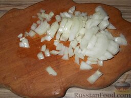 Вареники со свежей капустой: Приготовить зажарку. Для этого вторую луковицу нарезать мелкой соломкой или кубиками.