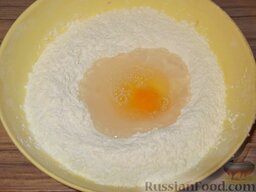 Вареники со свежей капустой: Сделать в середине углубление, вбить яйцо, влить теплую воду с солью.