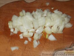 Вареники со свежей капустой: Очистить одну луковицу, мелко нарезать.