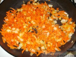 Вареники со свежей капустой: На сковороде разогреть растительное масло. Лук и морковь пассеровать на растительном масле, помешивая, до мягкости (10 минут на среднем огне).