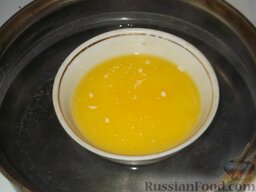 Чак-чак (татарское блюдо): Масло растопить на водяной бане и слегка остудить.