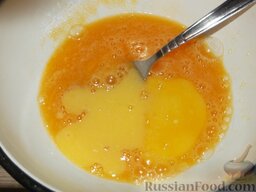 Чак-чак (татарское блюдо): Теплое (не горячее) растопленное масло добавить к яйцам. Перемешать.