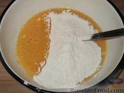 Чак-чак (татарское блюдо): Просеянную муку понемногу добавить в тесто. Сначала добавить 500 г муки. Затем, если тесто недостаточно плотное, добавить остальную муку.