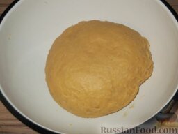 Чак-чак (татарское блюдо): Замесить тесто из муки, сливочного масла, сахара и яиц. Тесто для татарского чак-чака должно быть мягким, но плотным, чтобы с ним было удобно работать. Накрыть тесто и оставить его на 15 минут.
