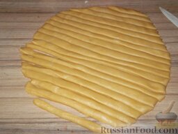 Чак-чак (татарское блюдо): Тесто руками размять в пласт толщиной 1 см. Нарезать на полосы шириной 1-1,5 см