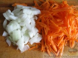 Рассольник с перловкой: Пока крупа варится, почистить, помыть и нарезать лук и морковь. Лука можно взять больше, чем обычно для супа, рассольник будет только вкуснее.