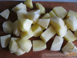 Рассольник с перловкой: Почистить и помыть картофель. Нарезать кубиками.