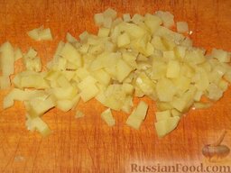 Свекольник холодный летний: Картофель отварить в кожуре (25-30 минут). Отварной картофель очистить и мелко нарезать.