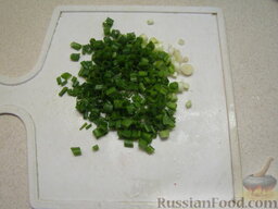 Окрошка на кефире: Небольшой пучок зеленого лука вымыть и мелко нарезать.    При желании можно также нарезать несколько свежих листьев зеленого салата.