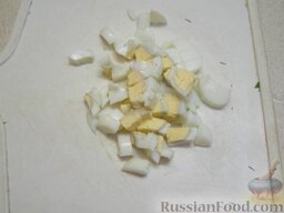 Окрошка на кефире: 2-3 яйца сварить вкрутую, очистить и мелко нарезать.