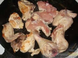 Курица, тушеная в сметане: Как приготовить курицу в сметане:    Курицу разделать на порционные куски.   Разогреть сковороду, налить масло (1 ст. ложку). Быстро обжарить курицу на хорошо разогретой сковородке (около 5 минут), переворачивая ее для равномерной обжарки.