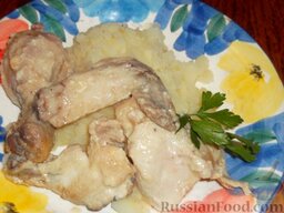 Курица, тушеная в сметане: Подается курица тушёная в сметане с гарниром из отварного картофеля или картофельным пюре.