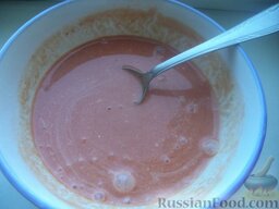 Печенка в томатном соусе: Теперь надо приготовить томатный соус, которым я буду заливать печенку. Для этого я кладу в миску пол чайной ложки крахмала, заливаю его половиной стакана воды и хорошо все размешиваю. Добавляю туда же 1 столовую ложку сметаны и 1,5 столовых ложки томат-пасты. Хорошо все размешиваю.