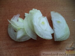 Картофельные оладьи с луком (Драники): Лук очистить, вымыть, нарезать полукольцами.