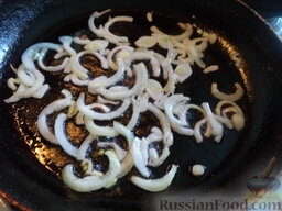 Картофельные оладьи с луком (Драники): Разогреть сковороду, налить 2-3 ст. ложки растительного масла. В горячее мало выложить подготовленный лук. Лук обжарить на среднем огне, помешивая, до золотистого цвета (2-3 минуты).