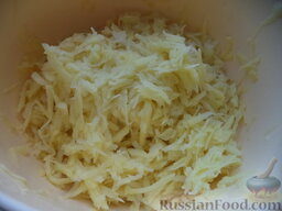 Картофельные оладьи с луком (Драники): Картошку натереть на крупной терке.
