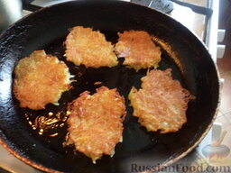 Картофельные оладьи с луком (Драники): А затем перевернуть и жарить с другой стороны до румяной корочки (2-3 минуты). Так жарить все драники, масло доливать по мере надобности.