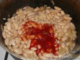 Фасоль в томатном соусе: Размешать получившийся соус и залить им готовую фасоль.