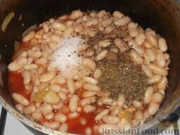 Фасоль в томатном соусе: Добавить одну столовую ложку уксуса и одну чайную ложку сахарного песка. Добавить соль, перец и молотые приправы, фасоль в томатном соусе должна быть достаточно острой. Перемешать.