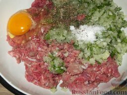 Чуду с мясом: Смешать мясо, лук, зелень. Посолить, поперчить, добавить яйцо, воду (бульон).