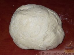 Манты по-русски: Замесить тесто из муки, воды и соли. Тесто должно быть тугим, но эластичным. Накрыть тесто полотенцем и оставить 