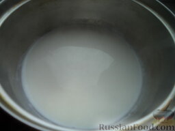 Рисовая каша молочная: Молоко подогревают, добавляют сахар и соль.