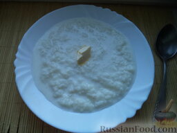 Рисовая каша молочная: Кашу раскладывают по тарелкам, заправляют сливочным маслом и подают к столу.  Приятного аппетита!