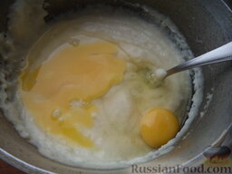 Запеканка из манной каши с яблоками: Затем добавляют яйца и сахар. Хорошо перемешивают до однородности.
