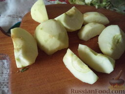 Запеканка из манной каши с яблоками: Включают духовку.  Яблоки моют, очищают, режут на четыре  части, удаляют сердцевину.