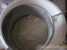 Тесто песочное (основная рецептура): Муку просеять. Перемешать муку с сахарной пудрой и ванилином.