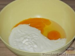 Торт «Прага»: Чтобы сделать торт Прага, рецепт сперва предлагает испечь коржи. Для этого нужно соединить в миске 2 яйца, 200 граммов густой сметаны.