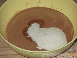 Торт «Прага»: Всыпать в тесто 1 стакан сахарного песка и добавить пол чайной ложки соды, погашенной уксусом.