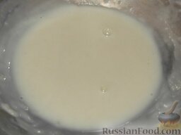 Крем заварной для «Наполеона»: Варить массу (молоко с мукой) на слабом огне в неэмалированной посуде при постоянном помешивании до консистенции густой сметаны (7-10 минут).