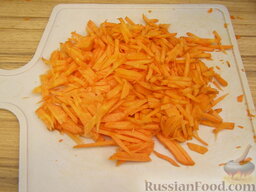 Капуста быстрой закваски: Очистите, вымойте, нашинкуйте 2 морковки (натирать свеклу и морковку на терке не надо, это ухудшает их вкус).