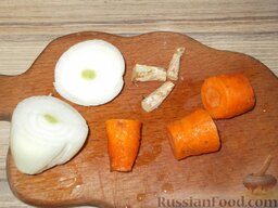 Холодец из говяжьих ножек: Лук, морковь и петрушку очищают и разрезают на несколько частей.