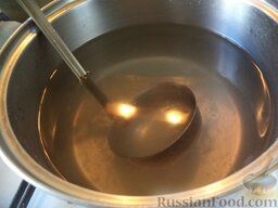 Соленые огурцы на зиму: Приготовить рассол (соль растворить в холодной воде).