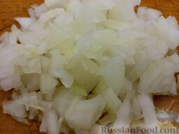 Салат из копченой курицы с кукурузой и огурцами: Очищают и измельчают репчатый лук.  Для смягчения вкуса можно  нарезанный лук обдать кипятком.