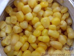 Салат из копченой курицы с кукурузой и огурцами: Открывают консервированную кукурузу и сливают жидкость.