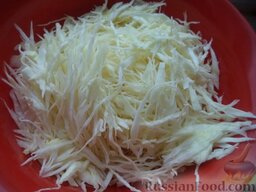 Оладьи капустные: Как приготовить капустные оладьи:    Свежую капусту нашинковать.