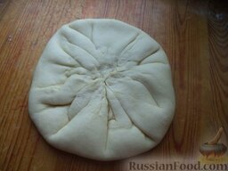 Хачапури (1): Защипать края хачапури с сыром либо наглухо (так, чтобы сырная начинка оказалась внутри), либо наподобие ватрушки.