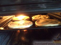 Хачапури (1): Противень поставить на среднюю полку. Испечь хачапури с сыром в духовке до готовности при температуре 230 градусов около 25 минут.